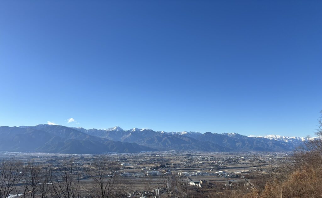 冬のアルプスと田園風景